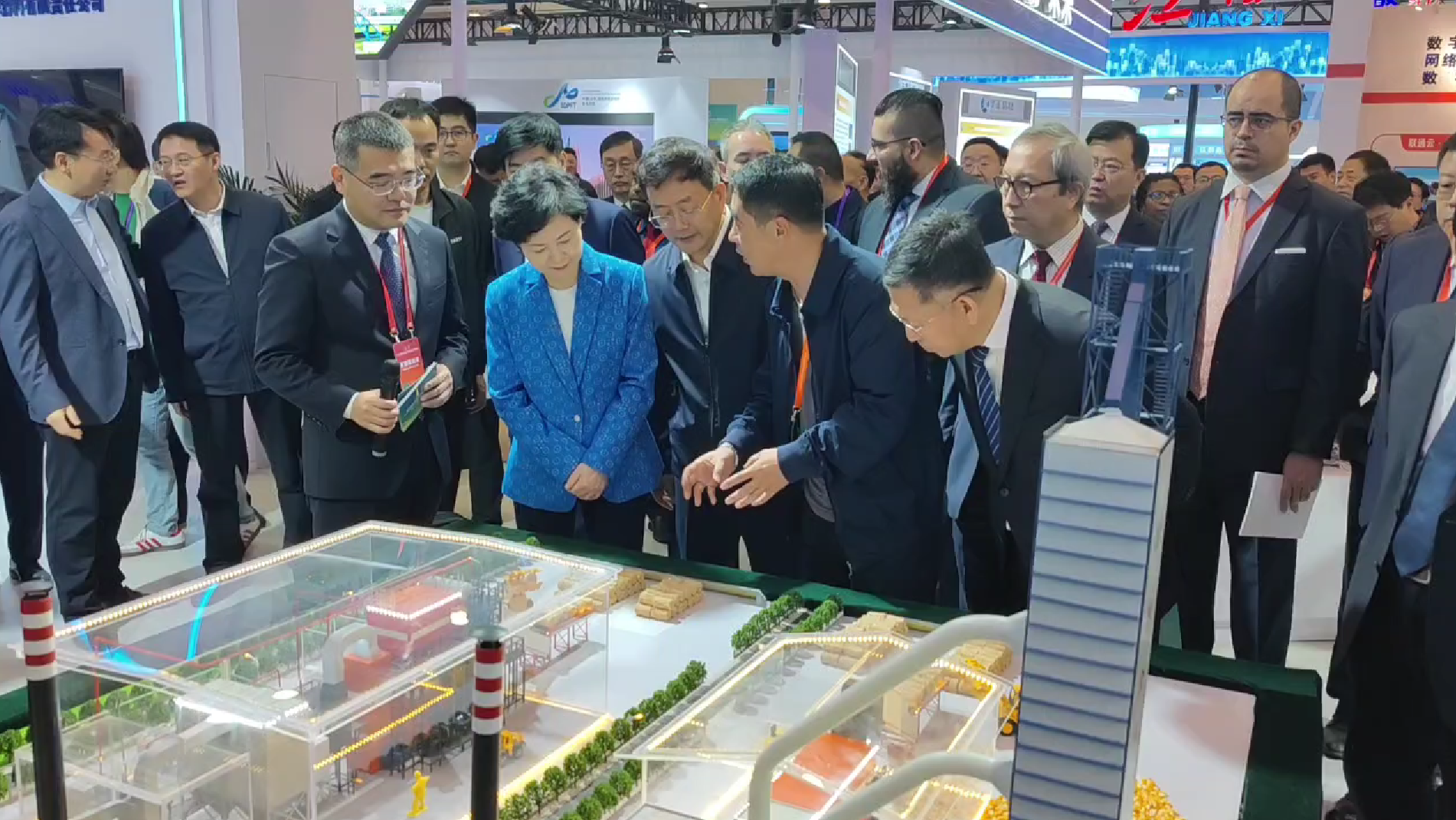 海倫利民秸稈直燃鍋爐亮相APEC技展會(huì)，工信部副部長(zhǎng)徐曉蘭蒞臨參觀